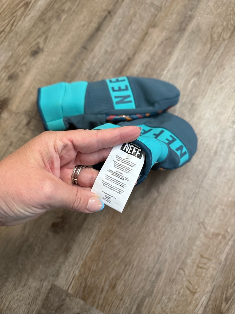 NEFF • Ripper Mittens - Picture 8 of 13